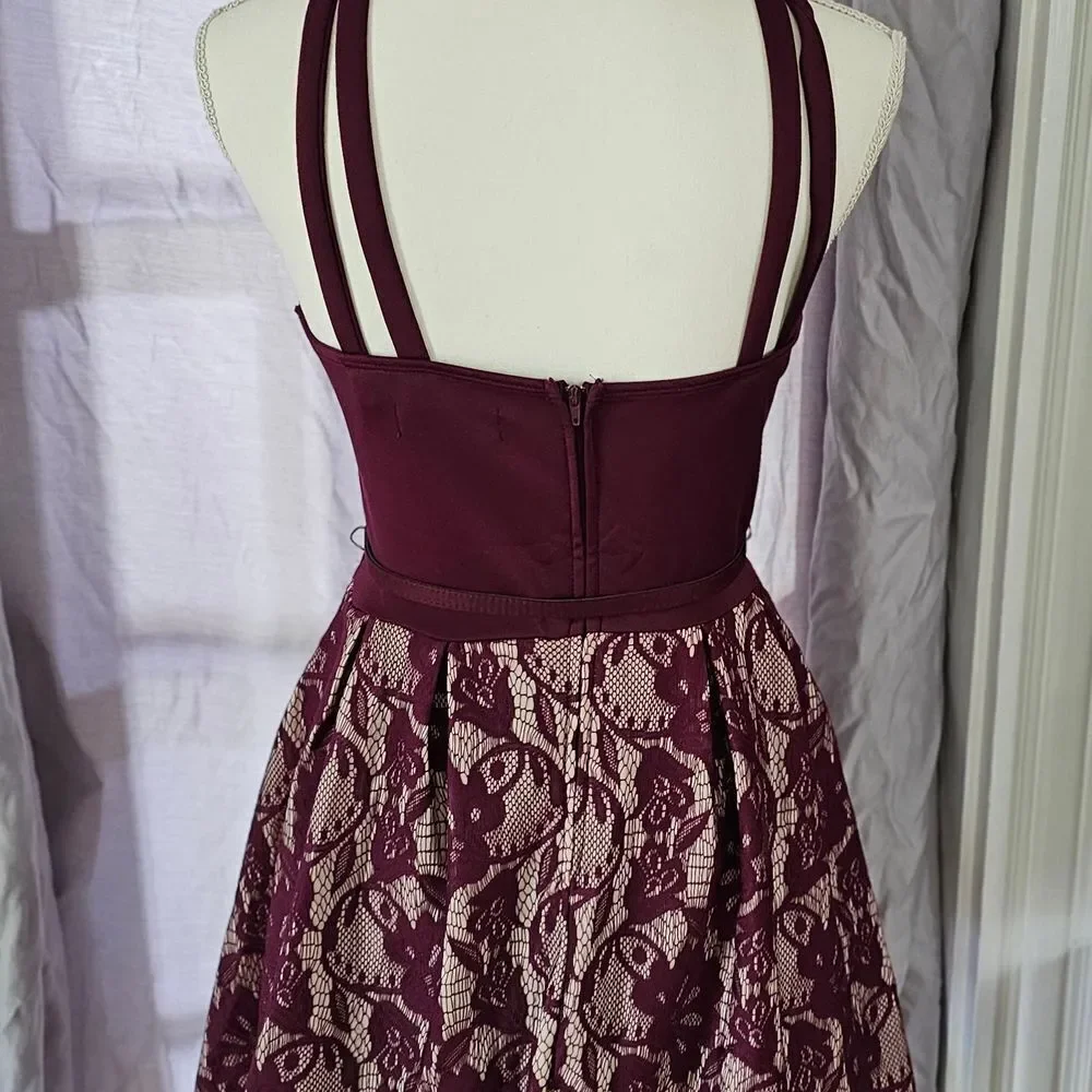 Elegant Burgundy Lace Dress - Picture 5 of 9